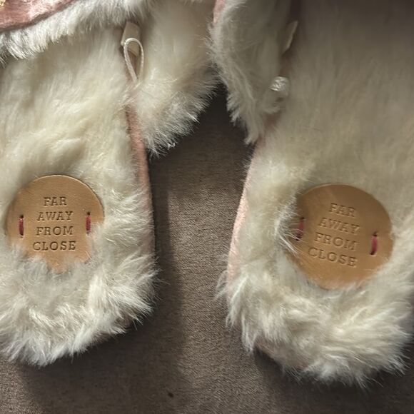 Far Away From Close Needlepoint Slide Slippers Size 9 New - Picture 7 of 7